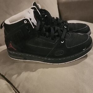 Jordan Street Classic Black. Pre-Owned. Size 10.5